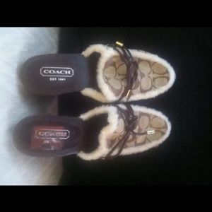 Coach Signature Fur Clogs / 8.5 Irregular - read