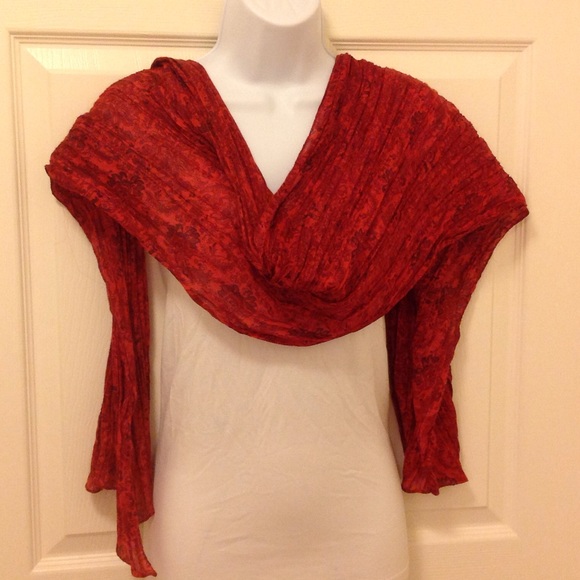 🎀 Rust colored scarf with paisley design