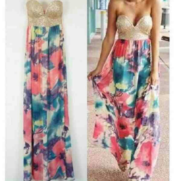 Dresses & Skirts - NWOT Floral Dress