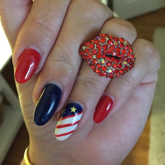 Red 👄lips👄 Crystal Ring - Picture 2 of 4