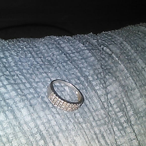 Females Ring - Picture 1 of 1