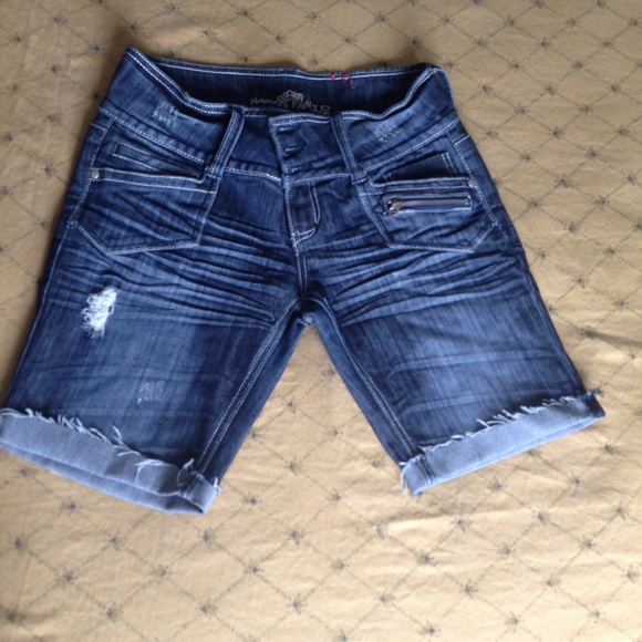 Brand: Almost Famous denim Capri short.  Size: 11
