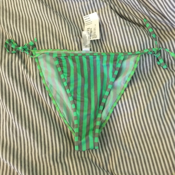Bikini Bottom - Picture 1 of 2