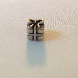 Pandora discontinued present charm