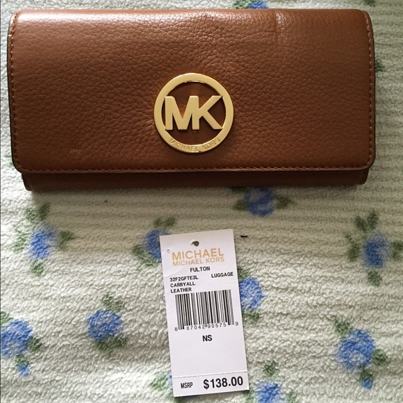 Michael Kors Clutches & Wallets - SALE🎉Michael Kors Fulton Carry All Wallet Luggage