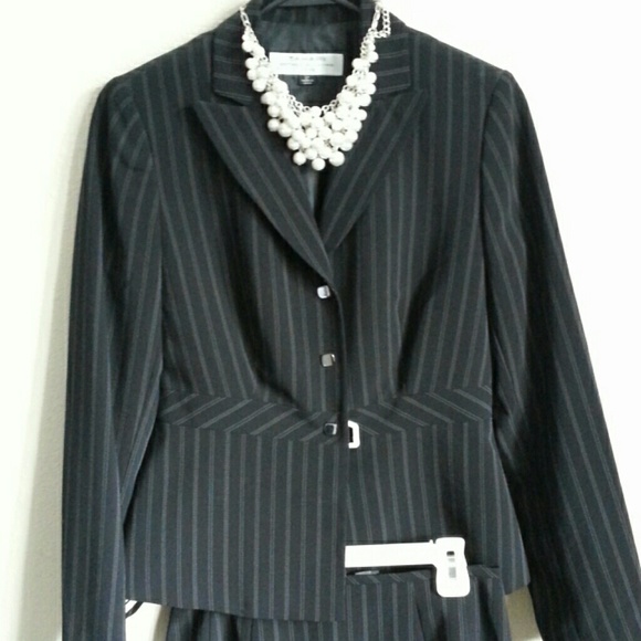 Tahari 2pc  skirt w/ jacket (petite)