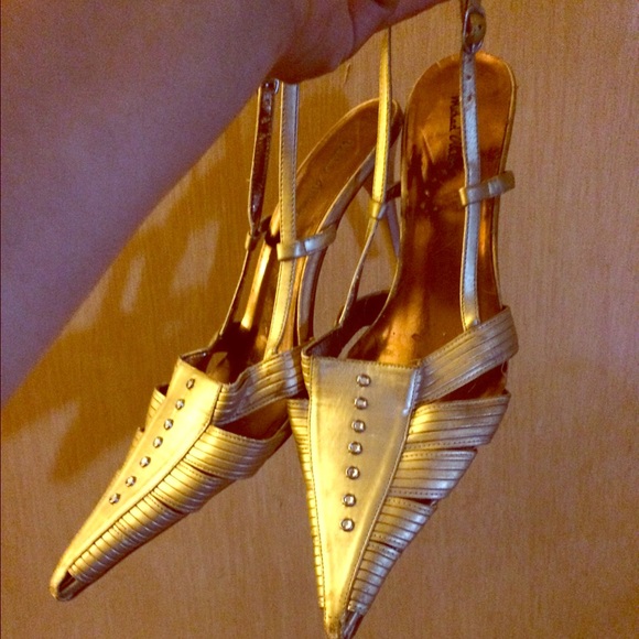 Sexy gold sling backs with accents