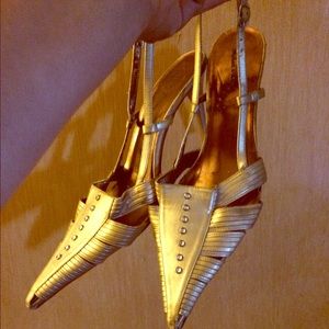 Sexy gold sling backs with accents