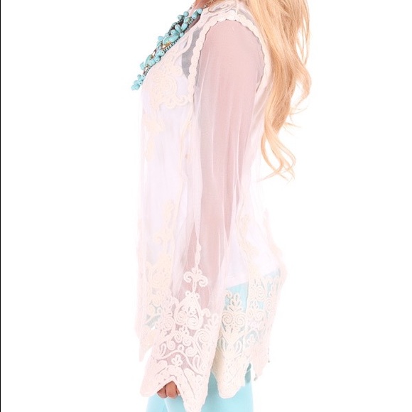 🎀SOLD In Bundle🎀 White Sheer Lace Top - Picture 2 of 3