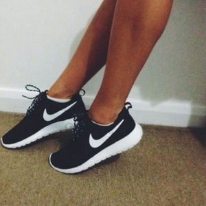 Iso women's size 8/ 8 1\2 roshes run