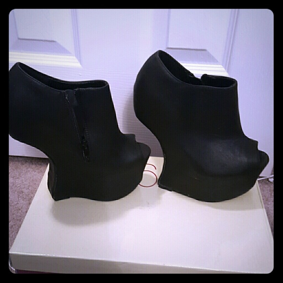 Black Asymmetric Heel