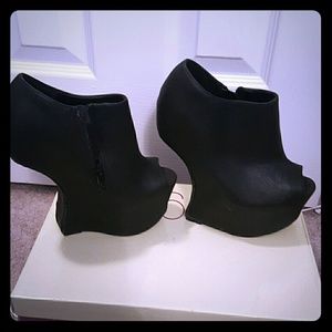 Black Asymmetric Heel