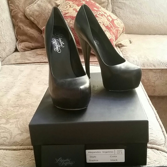 Alejandro Ingelmo Black Pumps