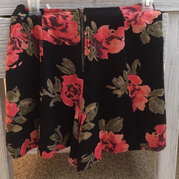 Floral shorts - Picture 2 of 2