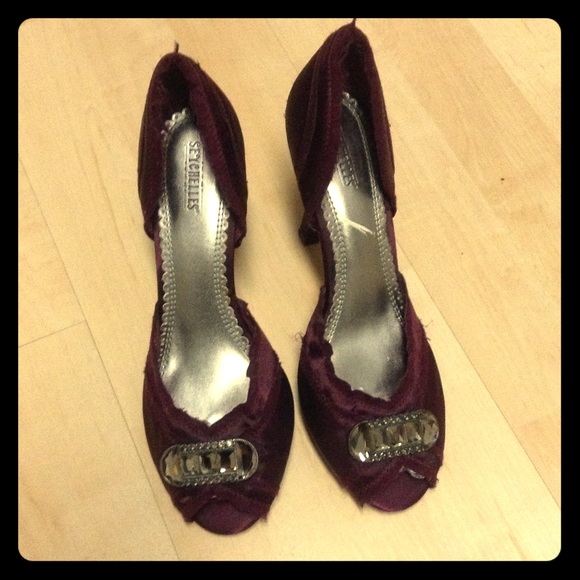 *BRAND NEW* Seychelles Burgundy Satin heels