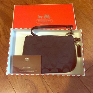 Coach Black Signature Wristlet Like New💕💕