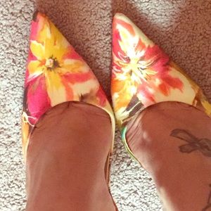 ***Brand New*** Guess Closed Toe Multi Pumps !!