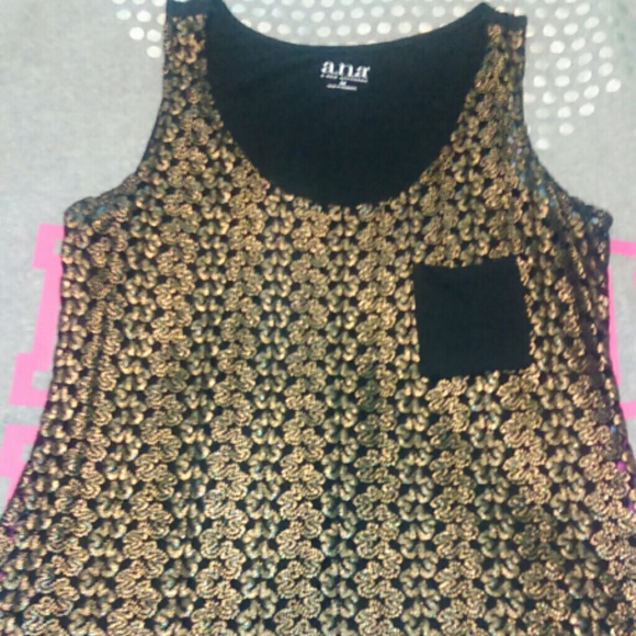 ❌SOLD❌Neat gold & black top. - Picture 1 of 3