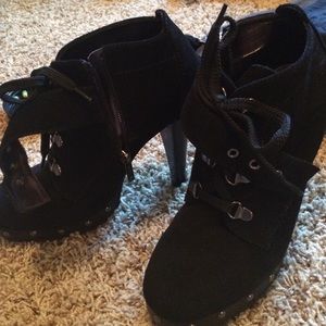 Size 9(runs small) Colin Stuart heels!! Worm once