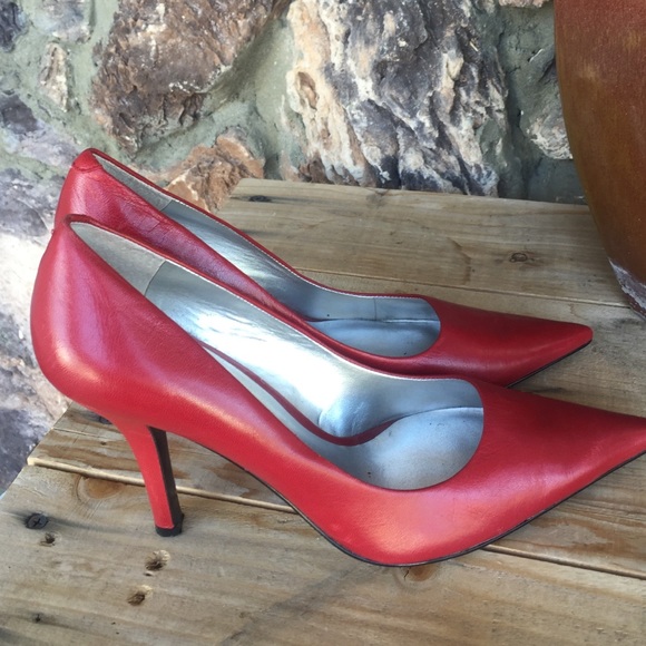 Red Nine West pumps