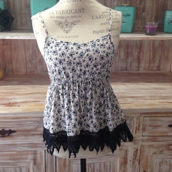 Boutique Tops - NWOT "Kira" floral top