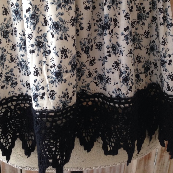 NWOT "Kira" floral top - Picture 2 of 3