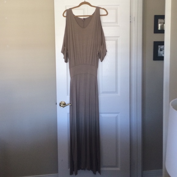 Elegant shoulder slit maxi dress