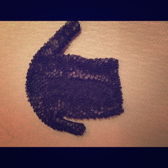 Scrunched and expanding black top