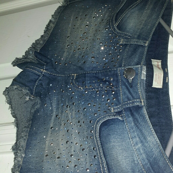 Short shorts ??? - Picture 1 of 2