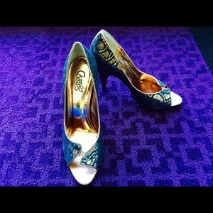 Carlos Santana open-toe pump