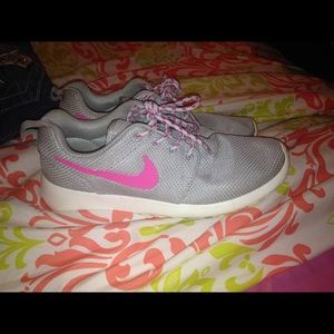 Women's Nike Roshes size 8! Never worn