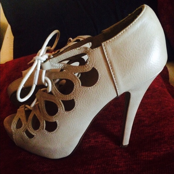 Lace-up stilletto