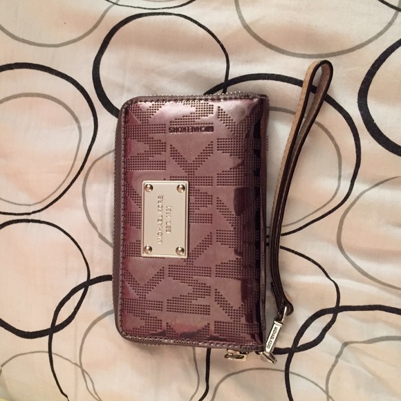 Michael kors wristlet