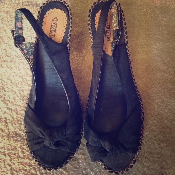 Super cute black cork wedges ❤️
