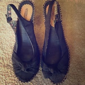 Super cute black cork wedges ❤️