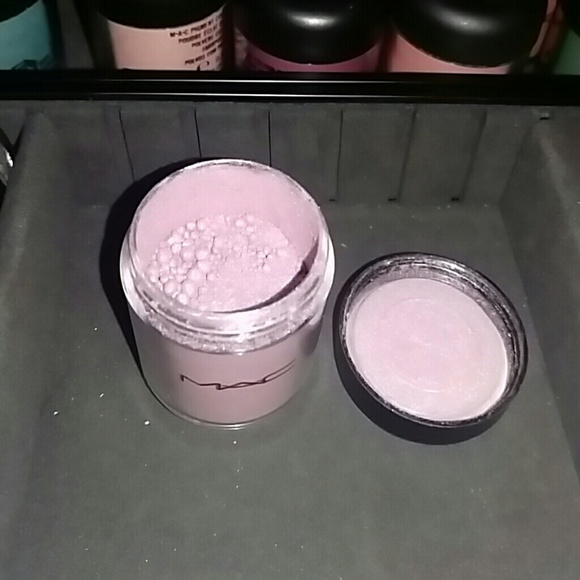 Lovely Lily MAC Pigment