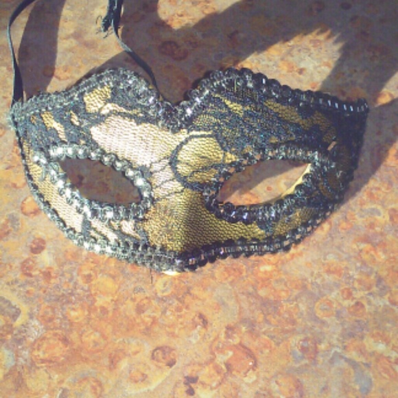 Gold and lace - Picture 3 of 3