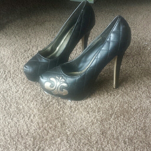 Dereon black patterned heels