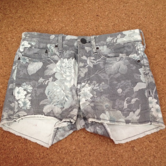 Floral high wasted shorts!