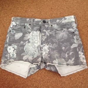 Floral high wasted shorts!