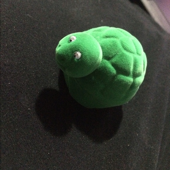 Adorable turtle necklace - Picture 2 of 4