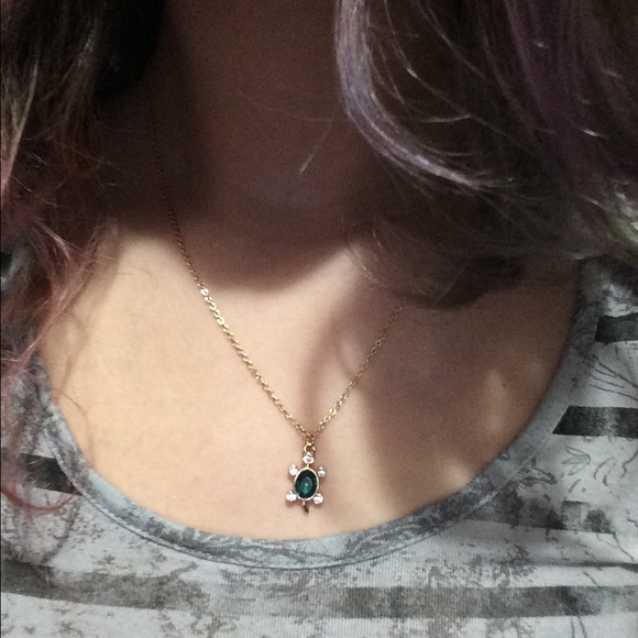 Adorable turtle necklace - Picture 3 of 4