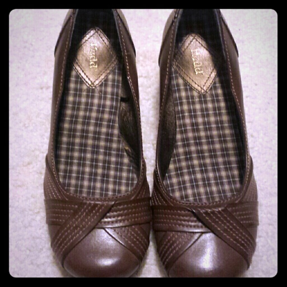 MUDD brown leather wedges