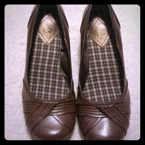 MUDD brown leather wedges