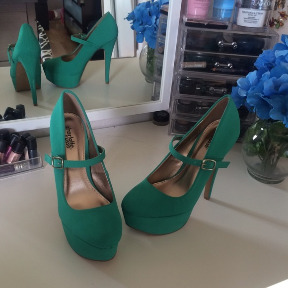Green, round toe pumps, heels, with ankle strap - Picture 1 of 3