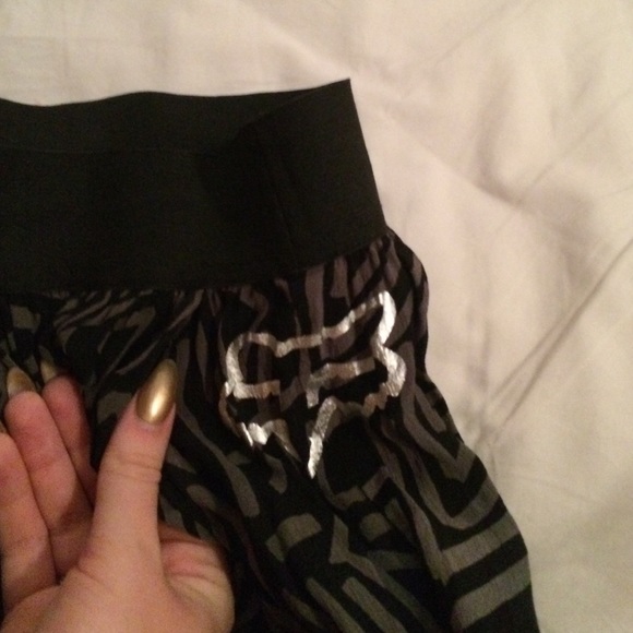 Black and grey chiffon skirt - Picture 2 of 3