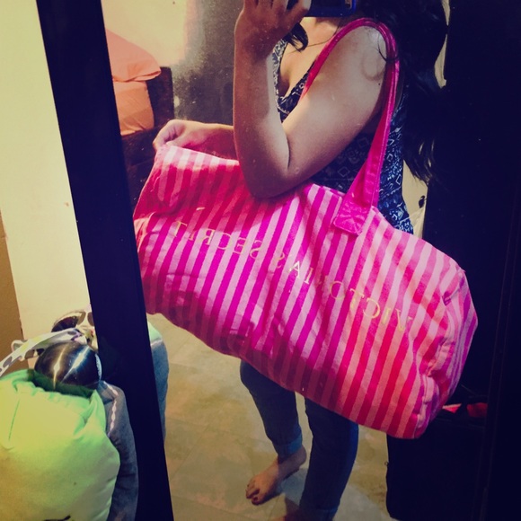 Victoria's Secret Handbags - VS Weekender Duffle Bag 💕
