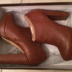 Size 7 brown tan booties.