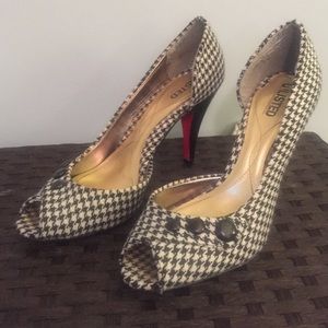 Unlisted Houndstooth pumps