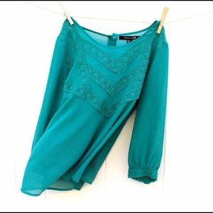 Fun flowy shirt in beautiful green color